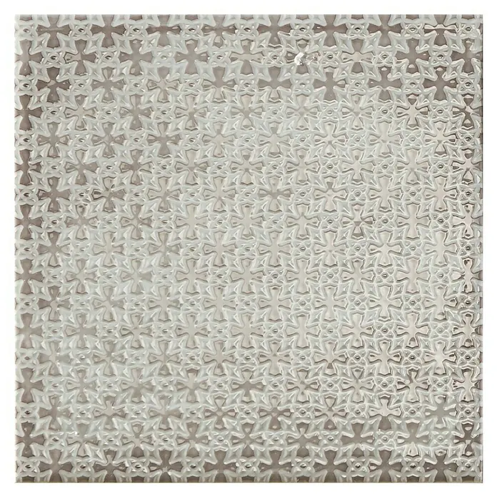 BHS Showroom Revestimiento de pared Rain Decor - 22,3 x 22,3 cm, Grigio, Brillante - Primer plano de una baldosa de vidrio repujado con un patrón de cruz repetido, ideal para aplicaciones decorativas.