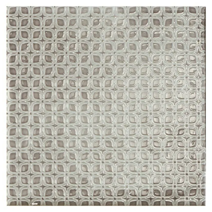 BHS Showroom Revestimiento de pared Rain Decor - 22,3 x 22,3 cm, Grigio, Brillante - Primer plano de una baldosa cuadrada y brillante con un patrón geométrico en relieve en tonos grises y blancos para diseño interior moderno.