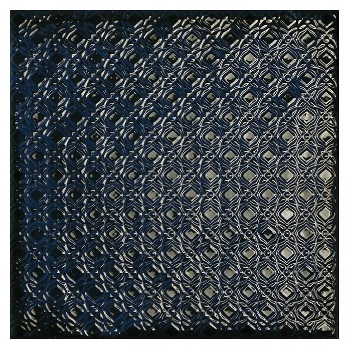 BHS Showroom Revestimiento de pared Rain Decor - 22,3 x 22,3 cm, Blue, Brillante - Primer plano de una baldosa de vidrio azul con un patrón de rombos en relieve que proporciona un aspecto elegante y decorativo.