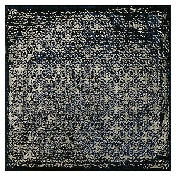 BHS Showroom Revestimiento de pared Rain Decor - 22,3 x 22,3 cm, Blue, Brillante - La imagen muestra un ornamento de vidrio cuadrado con un patrón de cruces repetido, creando una textura y reflejo fascinantes.