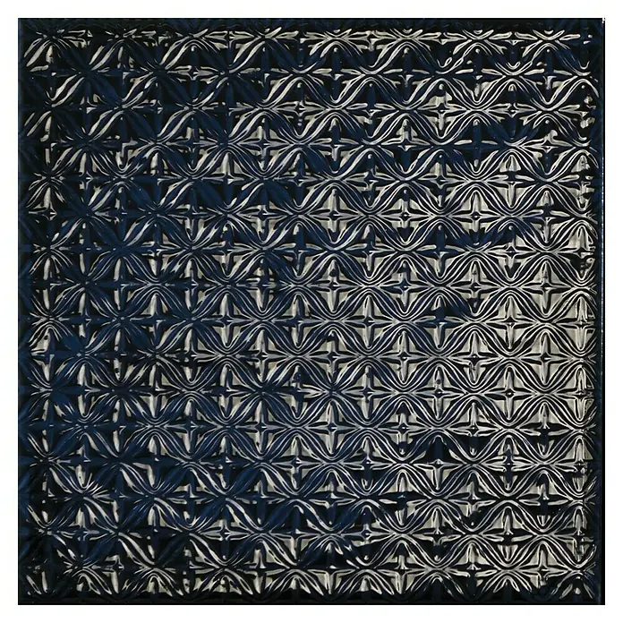 BHS Showroom Revestimiento de pared Rain Decor - 22,3 x 22,3 cm, Blue, Brillante - Primer plano de una placa de metal azul grabada con un patrón de color plateado. Textura única para fines decorativos.
