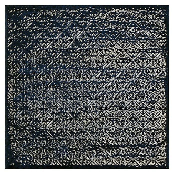 BHS Showroom Revestimiento de pared Rain Decor - 22,3 x 22,3 cm, Blue, Brillante - Primer plano de una baldosa de metal azul texturizada que presenta un intrincado patrón floral repetido. La decoración es elegante y única.