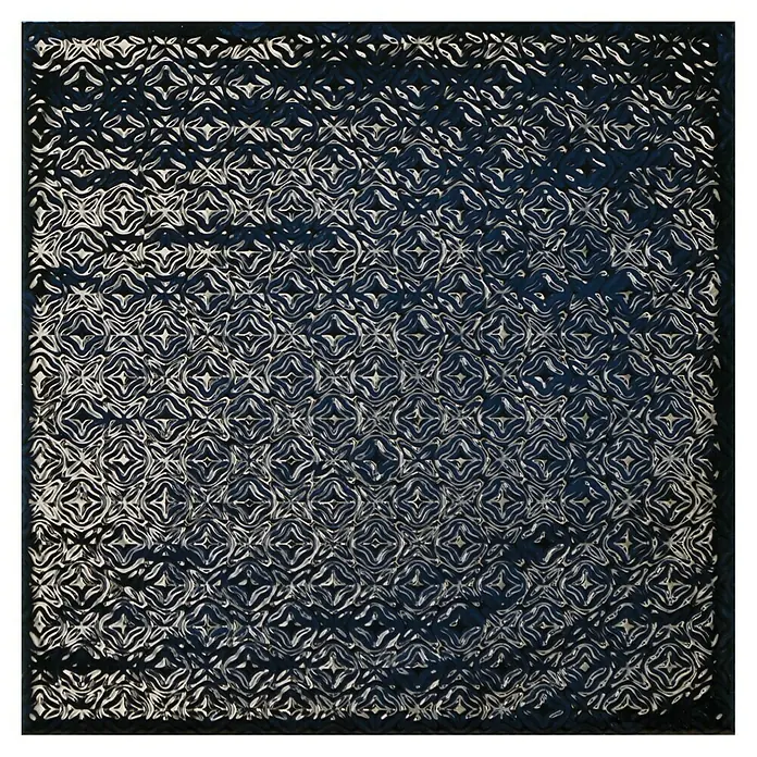 BHS Showroom Revestimiento de pared Rain Decor - 22,3 x 22,3 cm, Blue, Brillante - Un vidrio decorativo cuadrado con un patrón de filigrana plateado sobre fondo oscuro, que ofrece una textura elegante.