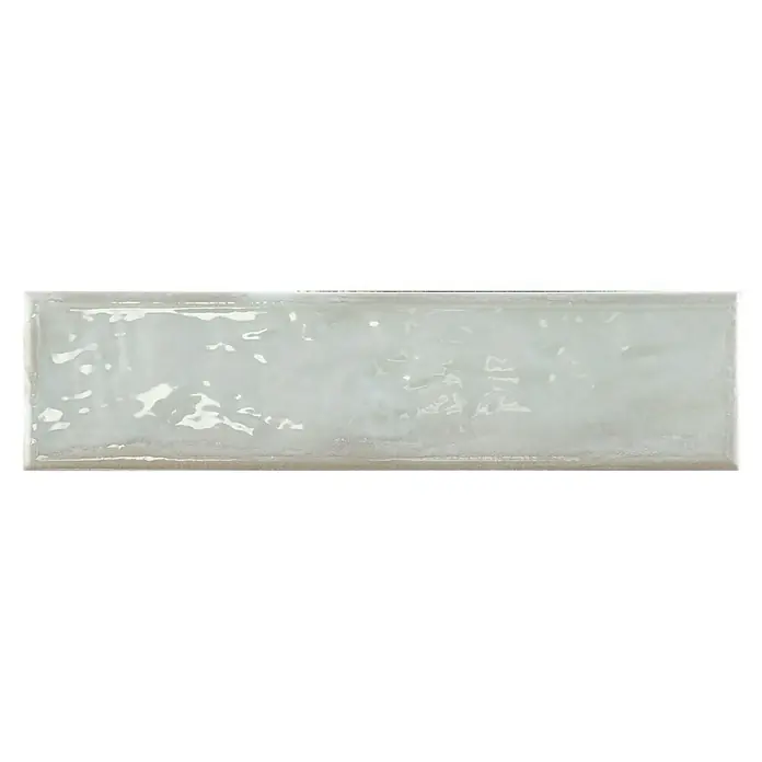 BHS Showroom Revestimiento de pared Rain - 7,5 x 30 cm, Grigio, Brillante - Primer plano de una baldosa de cerámica blanca rectangular brillante con texturas sutiles y un marco discreto.