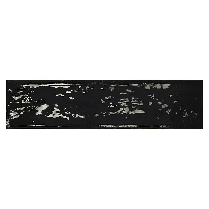 BHS Showroom Revestimiento de pared Rain - 7,5 x 30 cm, Nero, Brillante - Primer plano de una baldosa de cerámica negra brillante con irregularidades y reflejos en la superficie.