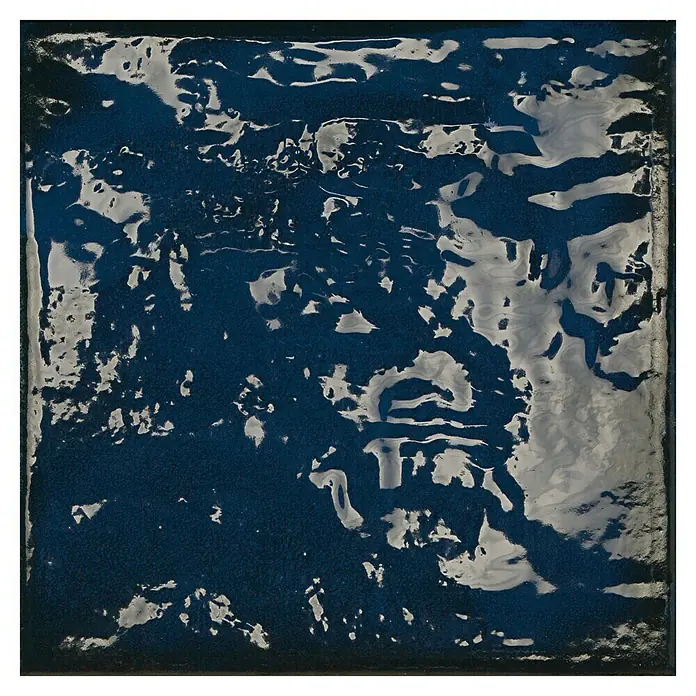 BHS Showroom Revestimiento de pared Rain - 22,3 x 22,3 cm, Cuadrado, Blue, Brillante - Baldosa cerámica cuadrada azul oscuro brillante con un patrón irregular y claro, perfecta para paredes o suelos elegantes.