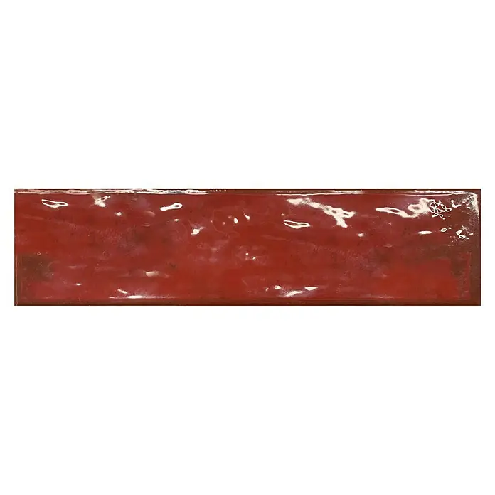 BHS Showroom Revestimiento de pared Rain - 7,5 x 30 cm, Bordeaux, Brillante - Primer plano de una baldosa roja brillante con manchas claras. La superficie de la baldosa refleja la luz y parece ligeramente desgastada.