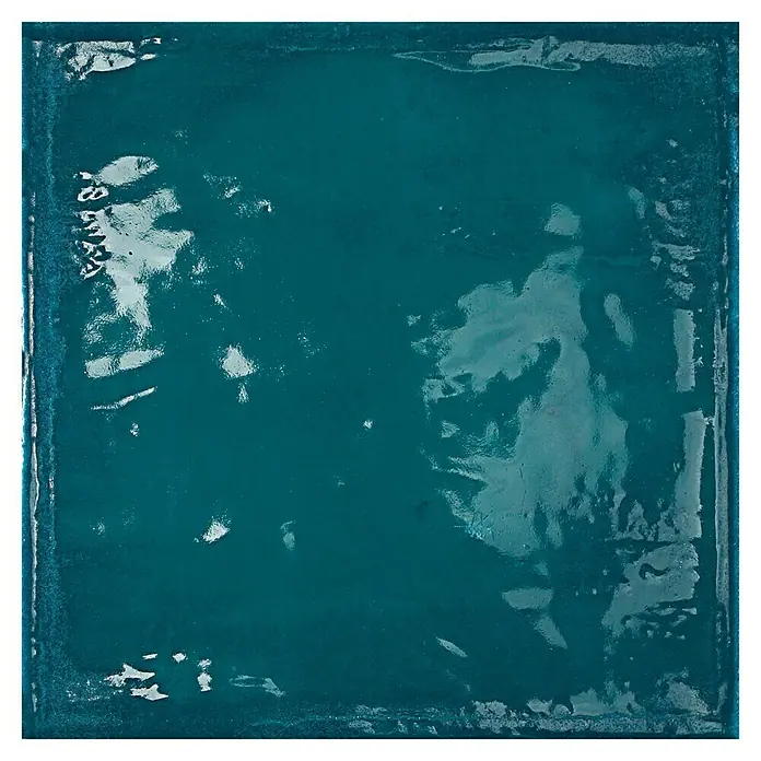 BHS Showroom Revestimiento de pared Rain - 22,3 x 22,3 cm, Cuadrado, Aquamarine, Brillante - Detalle de una baldosa de cerámica brillante color verde azulado con una superficie ligeramente irregular y encanto rústico.