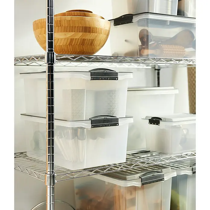 Rotho Stapelbox CompactL x B x H: 57 x 40 x 25 cm, Deckelfarbe: Anthrazit, Kunststoff - Klarsichtboxen mit stabilen Verschlüssen auf einem verchromten Regal zur praktischen und ordentlichen Aufbewahrung von Gegenständen.