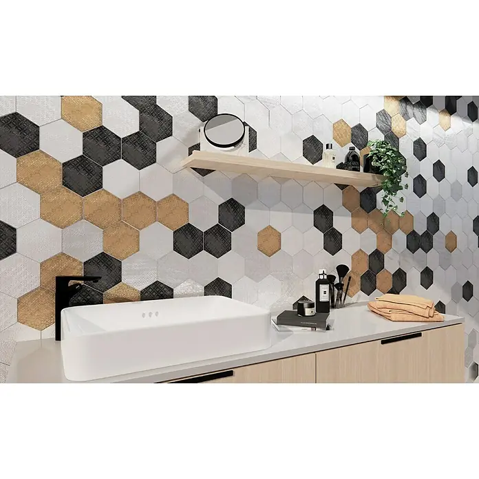 BHS Showroom Revestimiento de pared Rain Decor - 19,8 x 22,8 cm, Bianco, Brillante - Primer plano de un baño con azulejos hexagonales dorados, negros y blancos, creando un ambiente moderno y elegante.