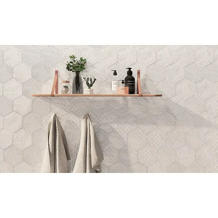 BHS Showroom Revestimiento de pared Rain Decor - 19,8 x 22,8 cm, Bianco, Brillante - Estante de madera con productos de cuidado y toallas contra una pared con patrones de azulejos hexagonales.