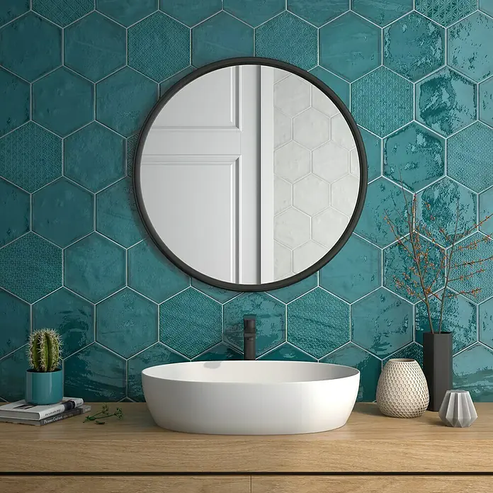 BHS Showroom Revestimiento de pared Rain - 19,8 x 22,8 cm, Hexagonal, Aquamarine, Brillante - Mueble de baño con espejo redondo y azulejos decorativos, un elemento de diseño elegante y moderno.