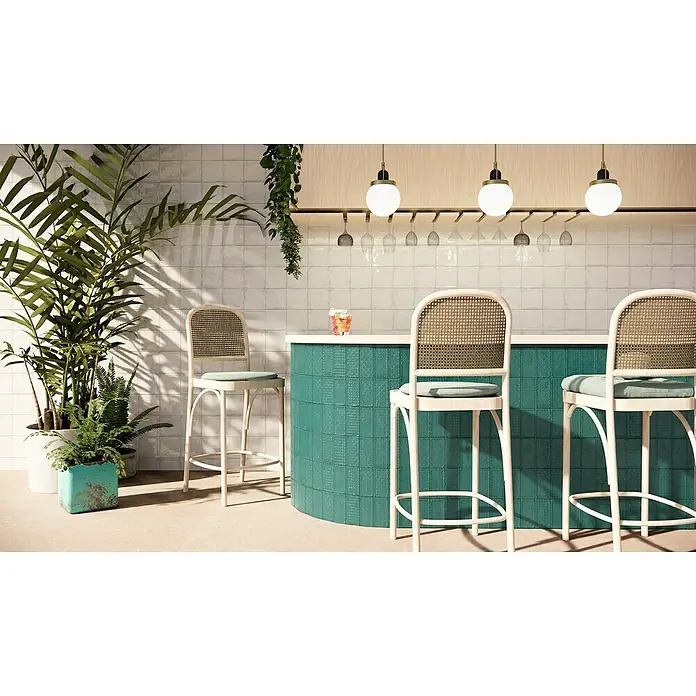 BHS Showroom Revestimiento de pared Rain Decor - 7,5 x 30 cm, Aquamarine, Brillante - Bar moderno con taburetes blancos, mostrador verde, plantas y lámparas elegantes. Un ambiente acogedor para horas de relax.