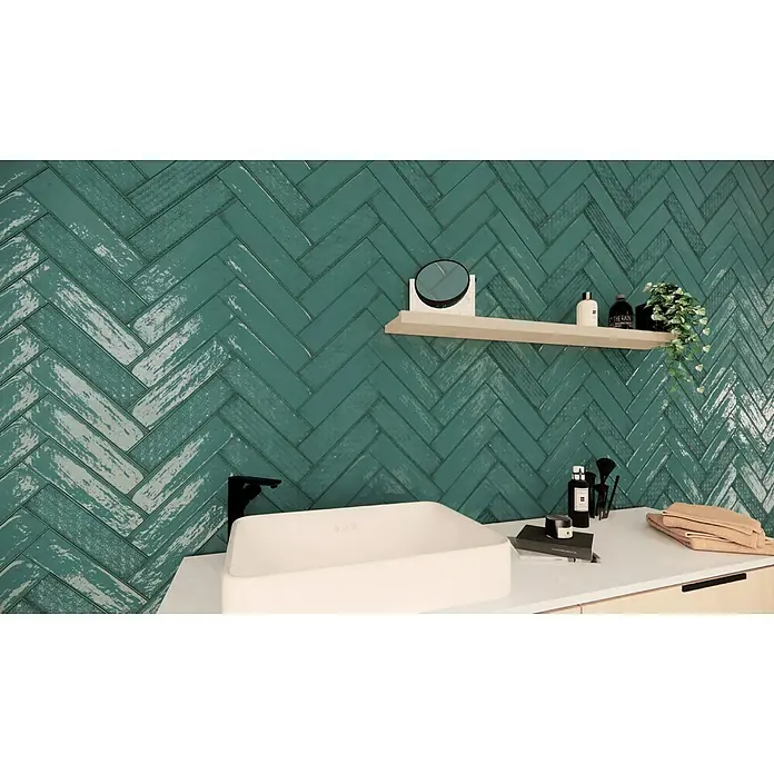 BHS Showroom Revestimiento de pared Rain - 7,5 x 30 cm, Aquamarine, Brillante - Primer plano de un baño moderno con azulejos verdes en espiga y elegantes accesorios.