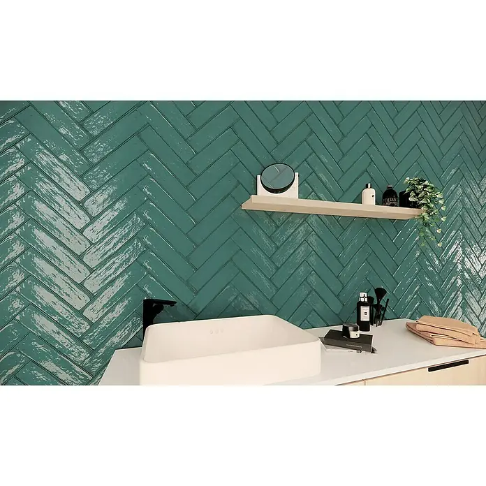 BHS Showroom Revestimiento de pared Rain - 7,5 x 30 cm, Aquamarine, Brillante - Baño con paredes de azulejos verdes en espiga, tocador con lavabo y decoraciones para un ambiente elegante.