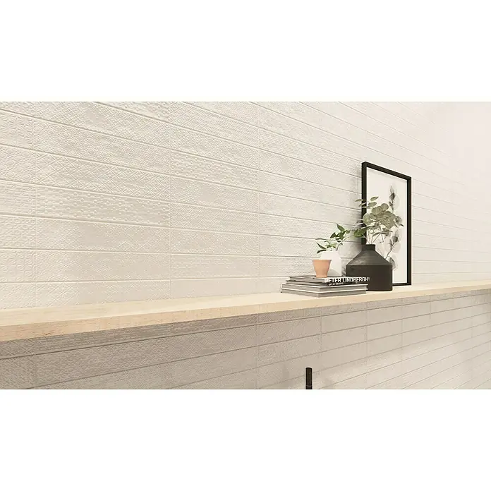 BHS Showroom Revestimiento de pared Rain Decor - 7,5 x 30 cm, Bianco, Brillante - Primer plano de un revestimiento de paredes con azulejos blancos y estante, ideal para interiores modernos.