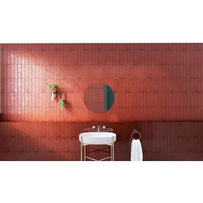 BHS Showroom Revestimiento de pared Rain Decor - 7,5 x 30 cm, Bordeaux, Brillante - Un baño con tocador, plantas y toallas sobre una pared con azulejos rojo-marrón.