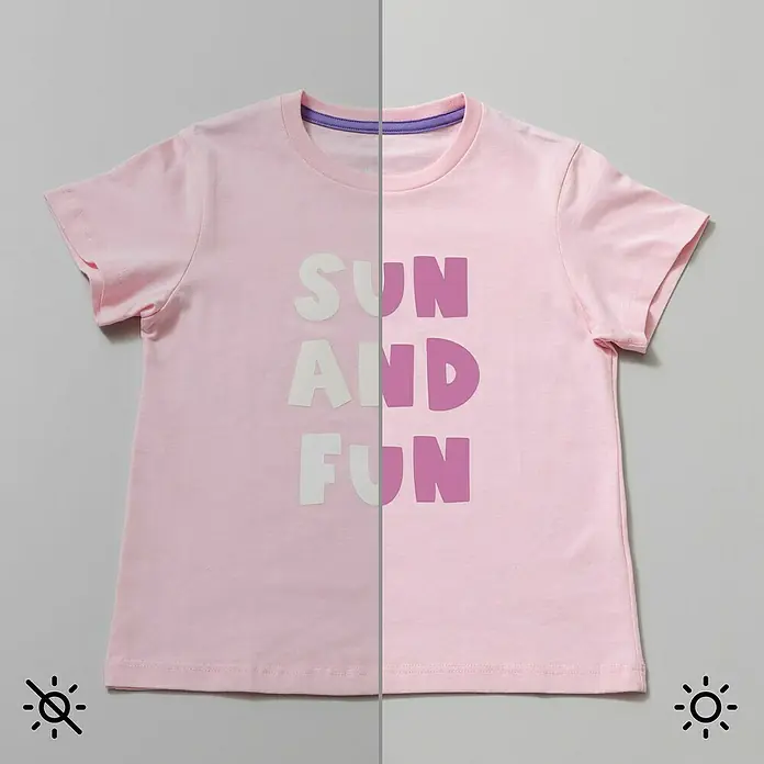 Cricut Aufbügelfolie Iron-On UV Color Change - Pastell Rot, L x B: 48 x 30 cm, Passend für: Cricut Explore™ und Cricut Maker™ - Rosa T-Shirt mit der Aufschrift "Sun and Fun", wobei sich die Farbe der Buchstaben je nach Belichtung ändert.