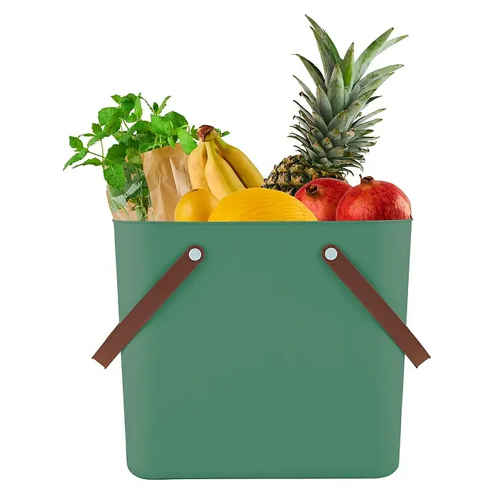 Rotho Albula Tasche Multibag Classic - 25 l, Mistletoe Grün, Kunststoff - Eine grüne Einkaufstasche voll mit frischen Lebensmitteln wie Bananen, Ananas und Kräutern, ideal für den Wochenmarkt.