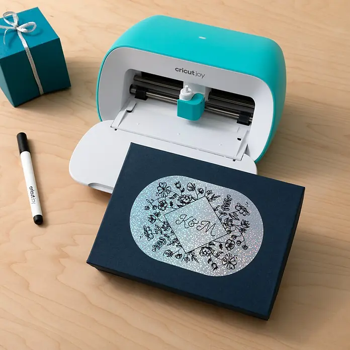 Cricut Joy Vinylfolie Smart Label Writeable - 4 Stk., Holografisches Silber, 14 x 33 cm - Cricut Joy Schneidemaschine mit Stift und personalisierter Geschenkbox mit holografischem Design und Initialen.