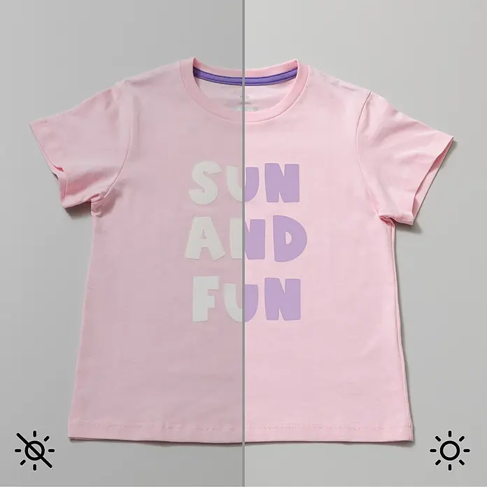 Cricut Aufbügelfolie Iron-On UV Color Change - Pastell Lila, L x B: 48 x 30 cm, Passend für: Cricut Explore™ und Cricut Maker™ - Rosa T-Shirt für Mädchen mit Aufdruck "Sun and Fun", dessen Farbe sich je nach Lichteinfall ändert. Bequemes und stilvolles Kleidungsstück.