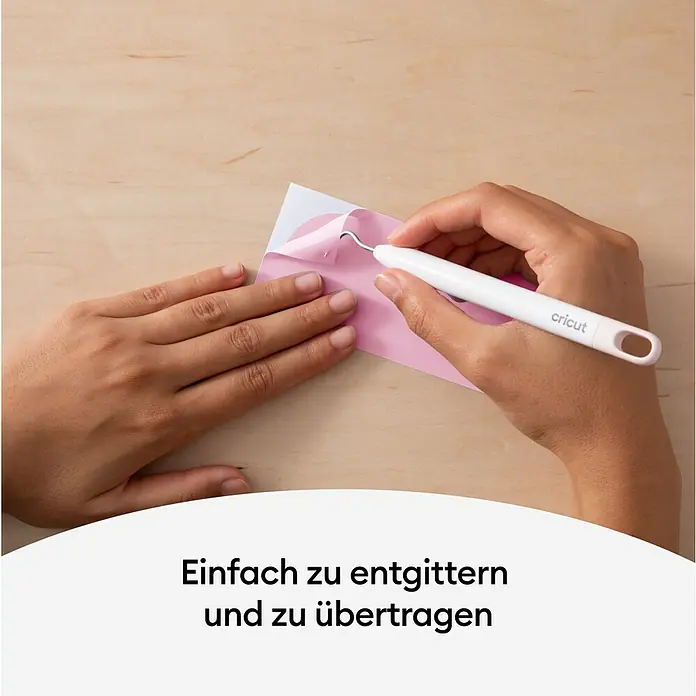 Cricut Vinylfolie Color Change Cold Permanent - 1 Stk., Rosa/Pink, 30 x 60 cm - Nahaufnahme von Händen, die Vinyl mit einem Cricut Werkzeug bearbeiten.
