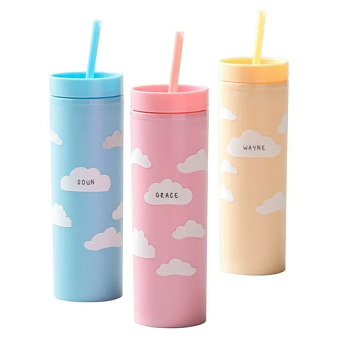 Cricut Joy Aufkleber Smart Label Auflösbar - 1 Stk., Weiß, 13,9 x 90 cm - Drei bunte Trinkbecher mit Strohhalmen und Wolkenmotiven, personalisiert mit den Namen Soun, Grace und Wayne.