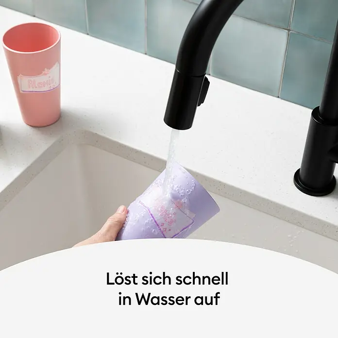 Cricut Joy Aufkleber Smart Label Auflösbar - 1 Stk., Weiß, 13,9 x 90 cm - Ein lila Becher wird unter einem Wasserhahn gereinigt, während ein rosa Becher daneben steht.