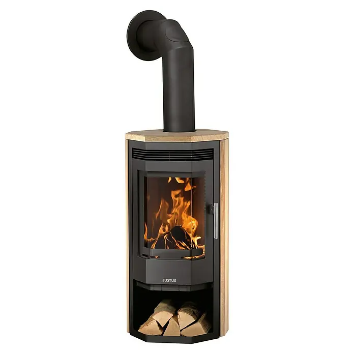 Justus Kaminofen Usedom 5 II - 5,5 kW, Raumheizvermögen: 88 m³, Material Verkleidung: Sandstein, Sandstein/Schwarz - Ein Justus Kaminofen mit Holzscheiten im Lagerfach und einem schwarzen Rauchrohr. Der Kaminofen sorgt für Wärme und Gemütlichkeit.