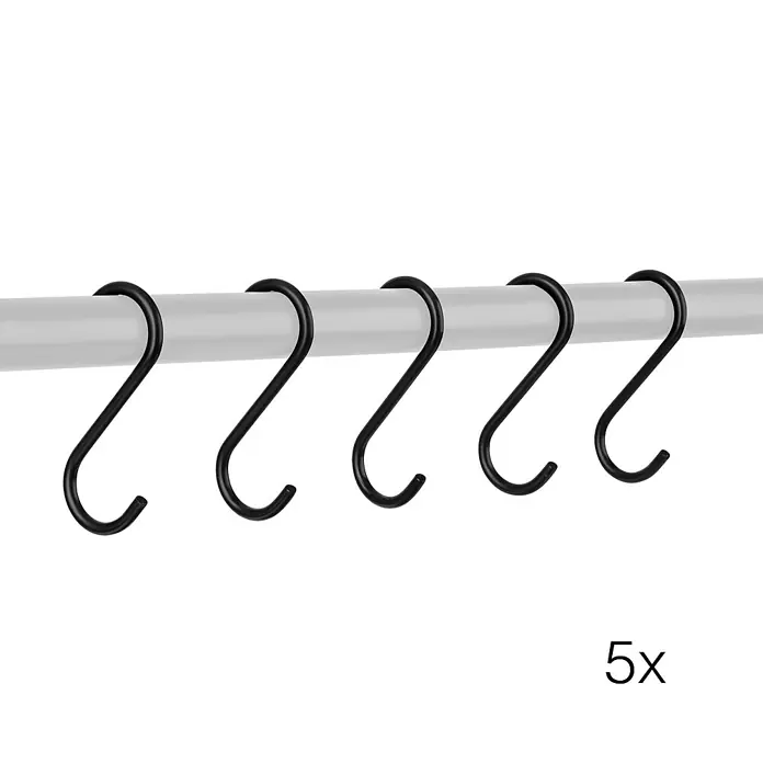 Walteco Rusticline Haken-Set Tube - 5 Stk. - Fünf schwarze S-Haken hängen an einer weißen Stange, ideal für Küche oder Bad, um Utensilien ordentlich aufzuhängen. Praktisches Set für Ordnung.