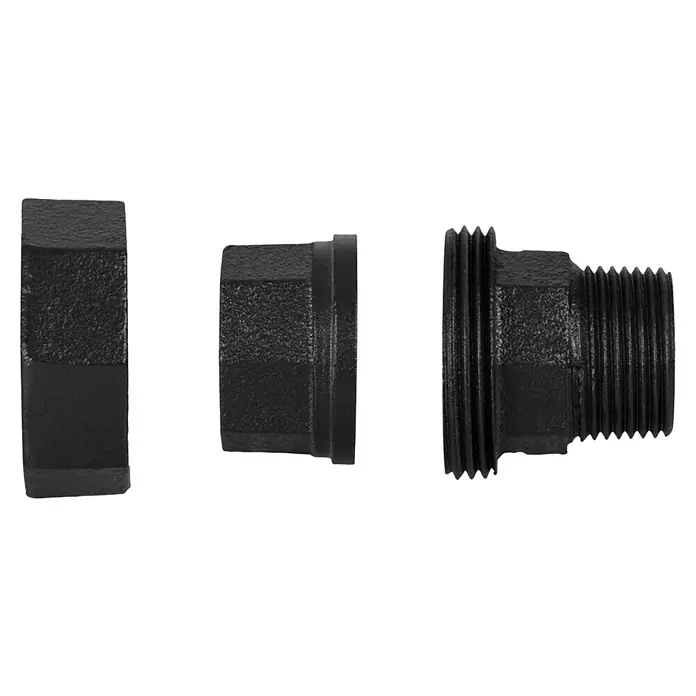 Walteco Rusticline Reduzierstück 3/4“ x 3/4“ Tube - Stahl, Schwarz, 2 Stk. - Drei schwarze Eisenrohrfittings, die verschiedene Enden zeigen. Passend für Sanitär- oder Industrieprojekte.