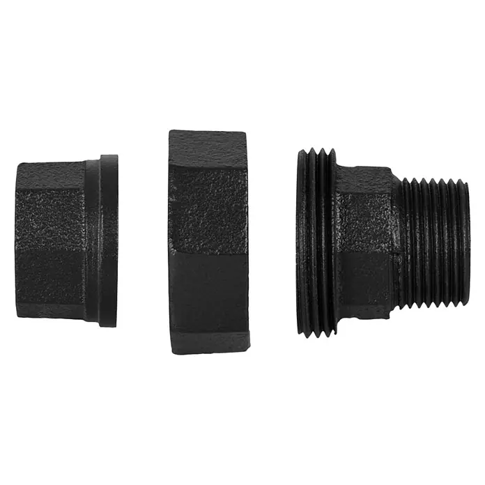 Walteco Rusticline Reduzierstück 3/4“ x 3/4“ Tube - Stahl, Schwarz, 2 Stk. - Das Bild zeigt drei schwarze Eisenrohrfittings mit Gewinden. Die Fittings sind für Sanitäranwendungen konzipiert und liegen nebeneinander.
