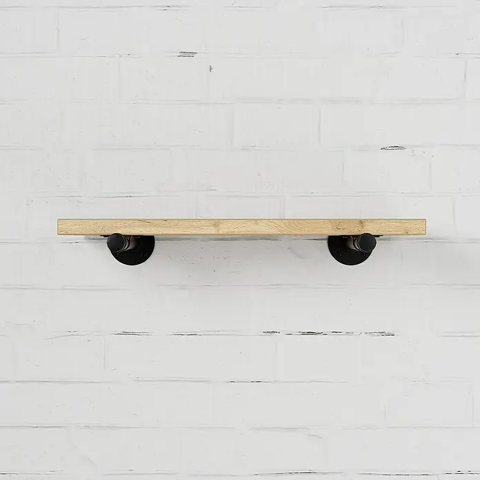 Walteco Rusticline Wandregal-Set - Stahl, Schwarz - Nahaufnahme eines Wandregals aus hellem Holz mit zwei schwarzen Metallhalterungen vor einem weißen Backsteinhintergrund.