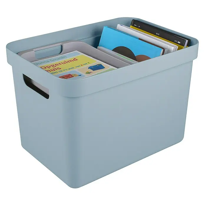 Sunware Aufbewahrungsbox Sigma Home - L x B x H: 35 x 24,6 x 24,3 cm, Kunststoff, Blaugrau - Ein hellblauer Aufbewahrungsbehälter aus Kunststoff mit grauem Einsatz und Büchern darin für eine ordentliche Aufbewahrung.