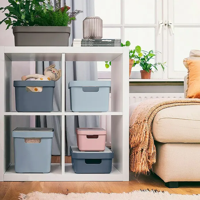 Sunware Aufbewahrungsbox Sigma Home - L x B x H: 35 x 24,6 x 24,3 cm, Kunststoff, Blaugrau - Ein weißes Regal mit bunten Aufbewahrungsboxen, die eine praktische und stilvolle Lösung für die Organisation bieten.