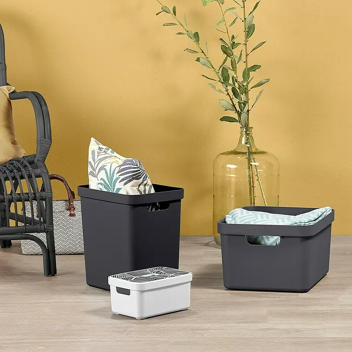 Sunware Aufbewahrungsbox Sigma Home - L x B x H: 44,5 x 34,5 x 24,3 cm, Kunststoff, Anthrazit - Mehrere graue Aufbewahrungsboxen aus Kunststoff in verschiedenen Größen, die eine praktische und stilvolle Aufbewahrungslösung bieten.
