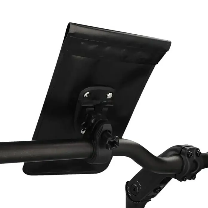 Fischer Smartphone-Fahrradhalterung - L/XL, Schwarz, Spritzwassergeschützt - Eine schwarze wasserdichte Tablethalterung ist am Lenker eines Fahrrads befestigt und ermöglicht freihändiges Navigieren.