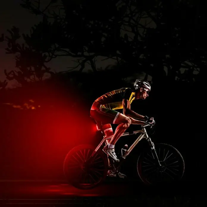 Fischer Fahrradbeleuchtungs-Set LUMOZ 180F/RBS - LED, Schwarz - Radfahrer bei Nacht mit rotem Rücklicht, das die Sicherheit erhöht. Ideal für nächtliche Fahrten und schlechte Sichtverhältnisse.