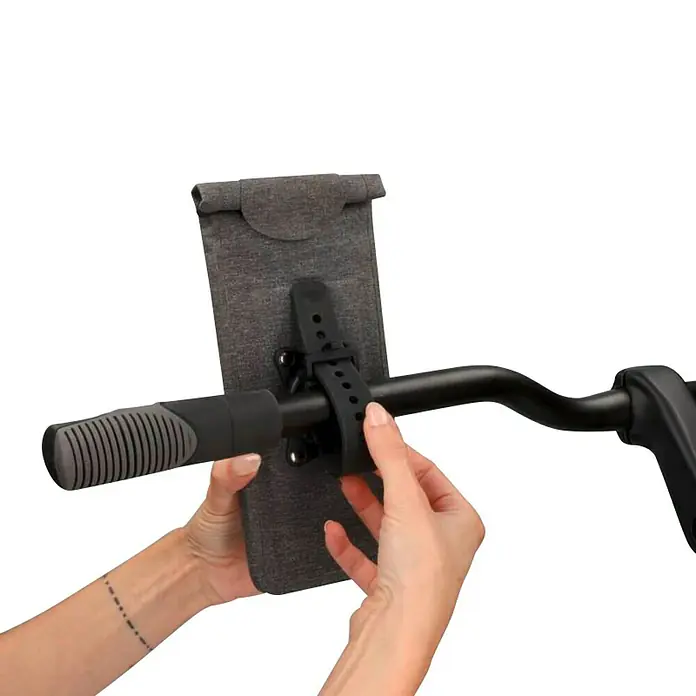 Fischer Smartphone-Fahrradhalterung CITA - Schwarz, Wasserfest - Eine graue Lenkertasche wird mit einem schwarzen Gurt an einem Fahrradlenker befestigt. Ideal zum sicheren Transportieren von Gegenständen während der Fahrt.