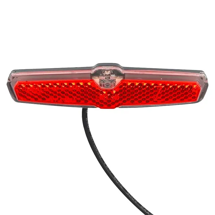 Fischer Fahrradbeleuchtungs-Set - Rot - Nahaufnahme einer roten Fahrradrückleuchte mit Kabel. Das Rücklicht ist mit Reflektoren und einer kleinen Lampe ausgestattet.
