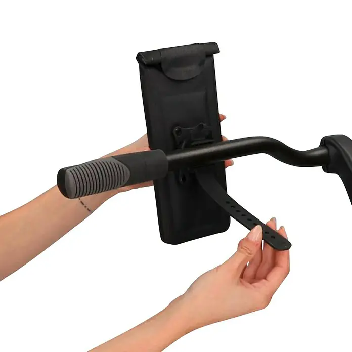 Fischer Smartphone-Fahrradhalterung - Schwarz, Wasserfest - Eine schwarze Handyhalterung wird mit einem Riemen an einem Fahrradlenker befestigt. Sie hält das Smartphone sicher.
