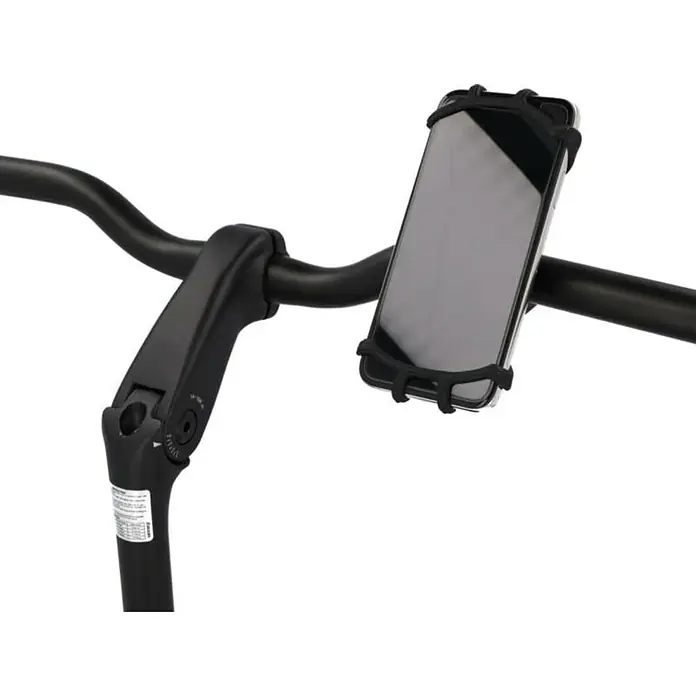 Fischer Smartphone-Fahrradhalterung - Schwarz - Nahaufnahme einer Handyhalterung am Lenker eines Fahrrads. Das Smartphone ist sicher mit einem flexiblen Gummiband befestigt.