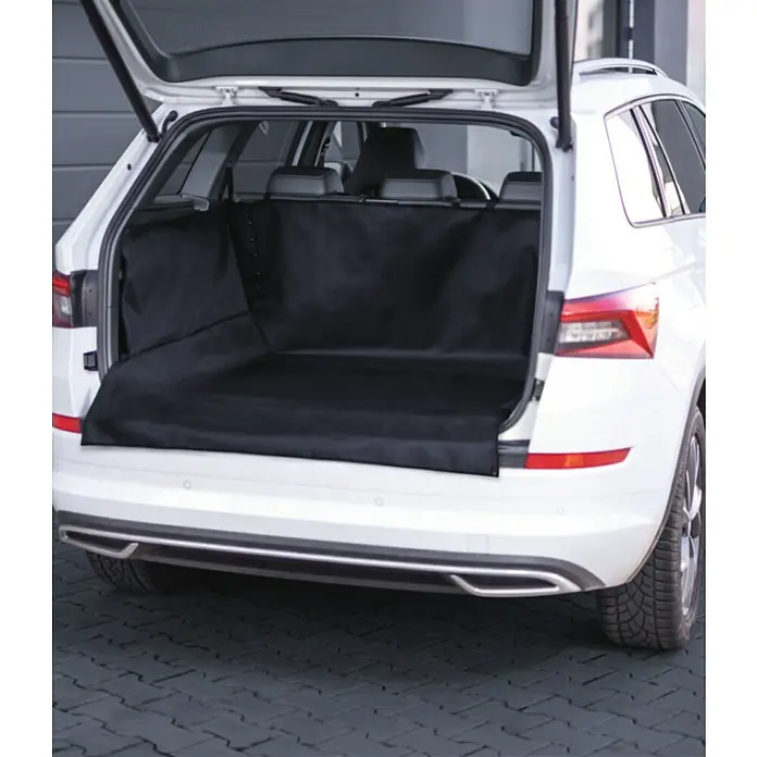 Cartrend Kofferraummatte - L x B: 104,5 x 96,5 mm - Kofferraumschutz für ein weißes Auto. Der Kofferraum ist mit einer schwarzen Schutzmatte ausgelegt, die den Innenraum schützt.
