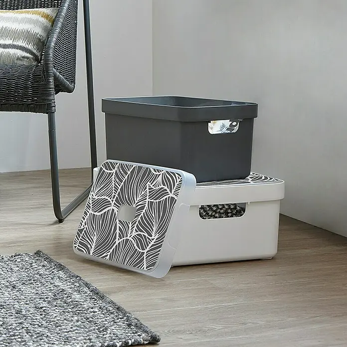 Sunware Aufbewahrungsbox Sigma Home - L x B x H: 35 x 24,6 x 18,3 cm, Kunststoff, Anthrazit - Aufnahme von zwei dekorativen Aufbewahrungsboxen, eine graue und eine weiße, die sich ideal zur Aufbewahrung verschiedener Gegenstände eignen.