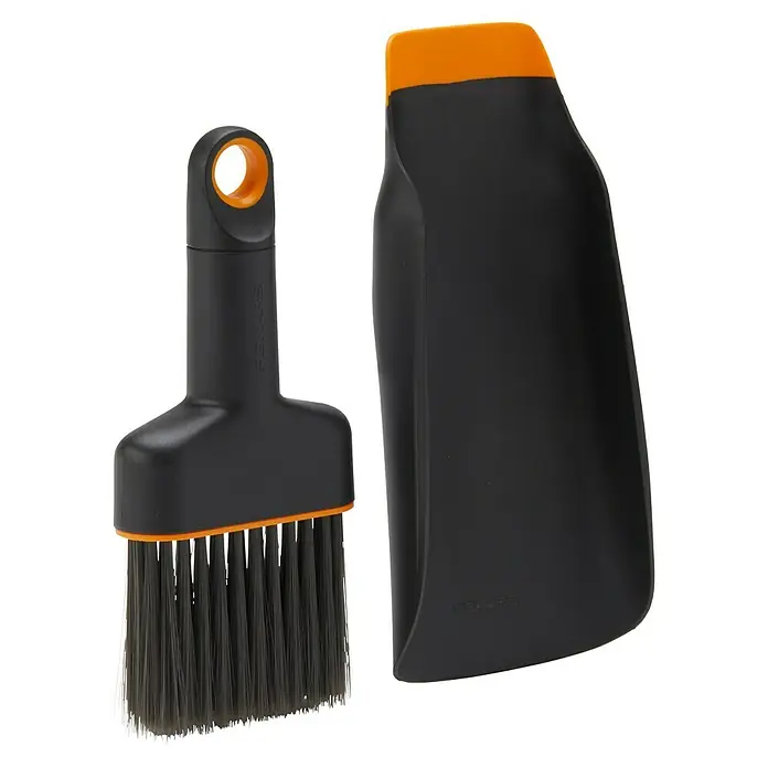 Fiskars Kehrschaufel-Set - Kunststoff - Fiskars Kehrschaufel- und Bürstenset mit schwarzer Schaufel und Bürste mit grauen Borsten und orangefarbenen Akzenten.
