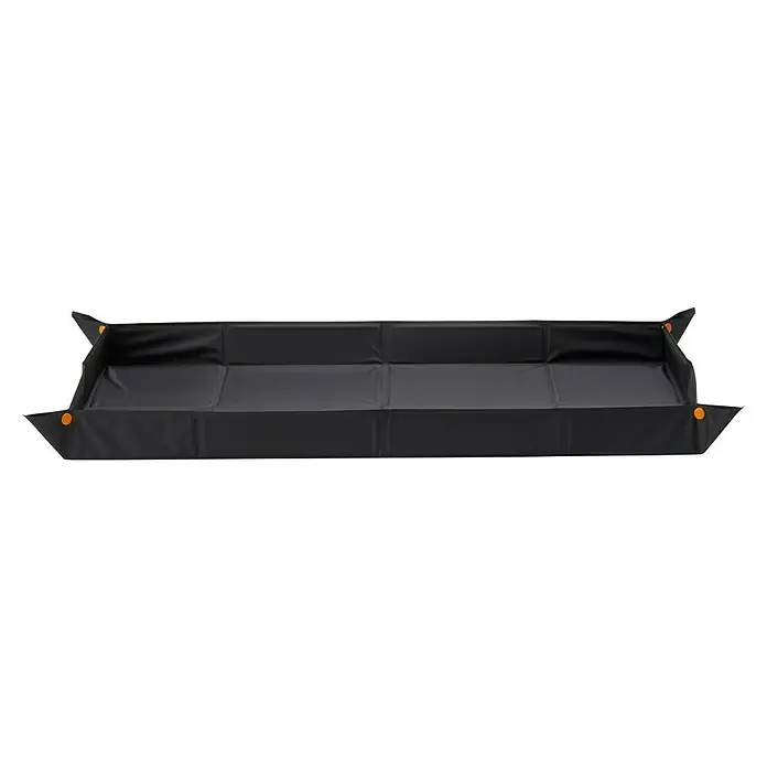 Fiskars Pflanzmatte - 96,8 x 57,8 cm - Eine rechteckige, schwarze Pflanzmatte mit hochgeklappten Seiten, die mit orangefarbenen Knöpfen befestigt sind, um das Auslaufen von Wasser zu verhindern.