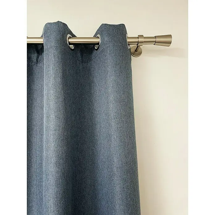 Cortina con ollaos Semi opaca - An x Al: 140 x 260 cm, Azul - Primer plano de una cortina azul oscuro con ojales plateados en una barra plateada frente a una pared blanca.