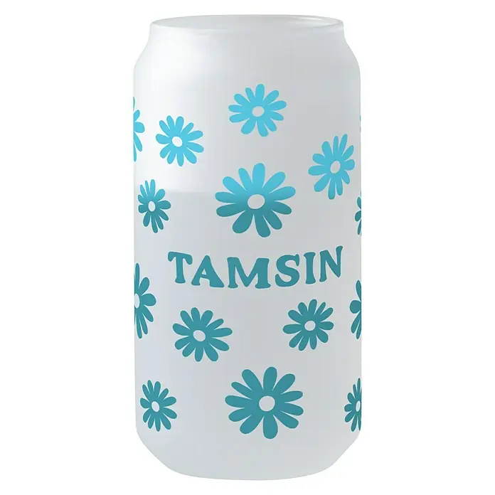 Cricut Vinylfolie Color Change Cold Permanent - 1 Stk., Hellblau/Türkis, 30 x 60 cm - Eine Getränkedose mit dem Namen "Tamsin" und blauen Gänseblümchen. Eine verspielte und erfrischende Getränkeoption für den Sommer.