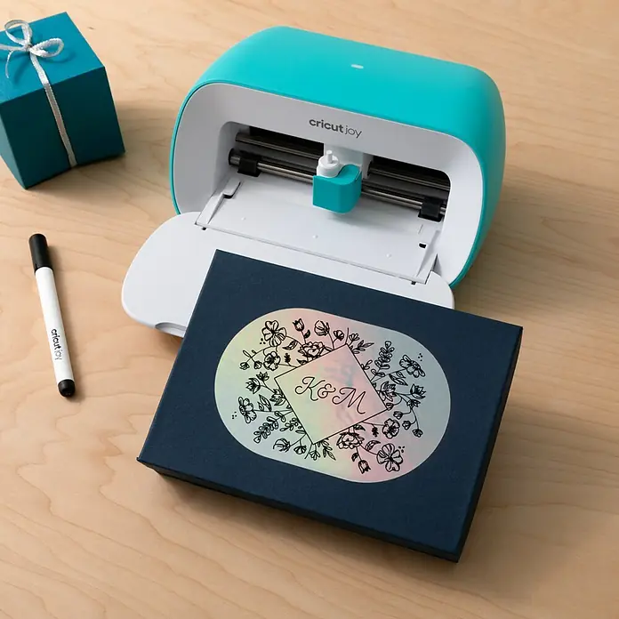 Cricut Joy Vinylfolie Smart Label Writeable - 4 Stk., Silber, 14 x 33 cm - Cricut Joy: Kompakter Schneideplotter für kreative Projekte und personalisierte Geschenkboxen mit floralem Design.