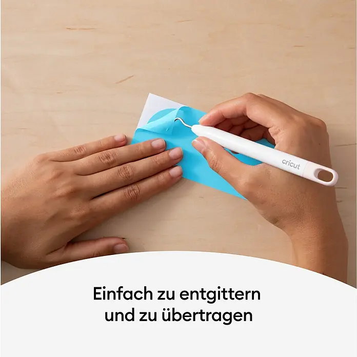 Cricut Vinylfolie Color Change Cold Permanent - 1 Stk., Hellblau/Türkis, 30 x 60 cm - Nahaufnahme eines Cricut Werkzeugs, das verwendet wird, um überschüssiges Vinyl von einem Design zu entfernen, mit dem Slogan "Einfach zu entgittern".